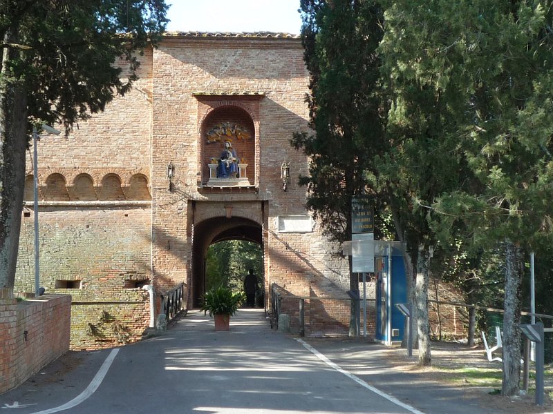 P1090952.JPG - Il ponte levatoio da cui si accede all'Abbazia, con terracotta smaltata,  attribuita ai Della Robbia