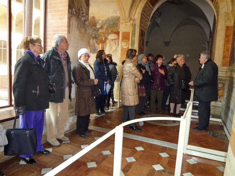 P1090986.jpg - La guida ci illustra uno per uno i grandi affreschi