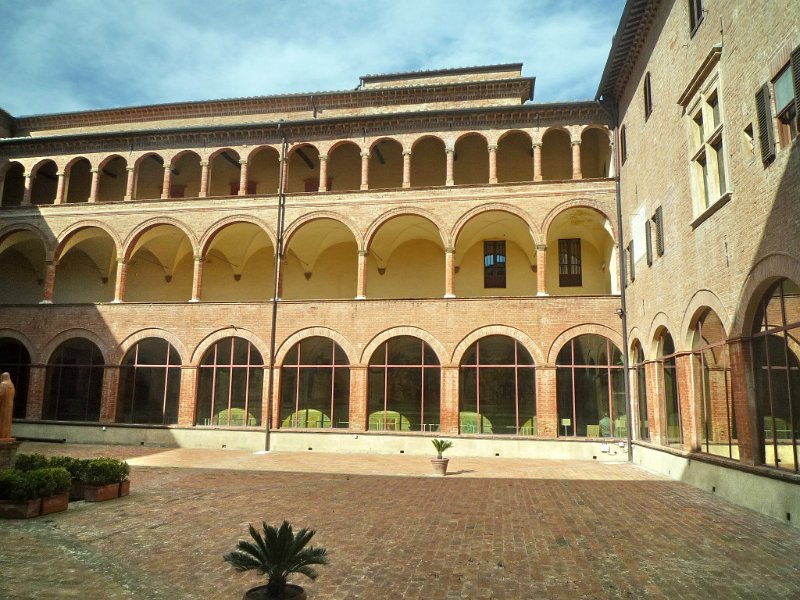 P1090990.jpg - Il chiostro grande