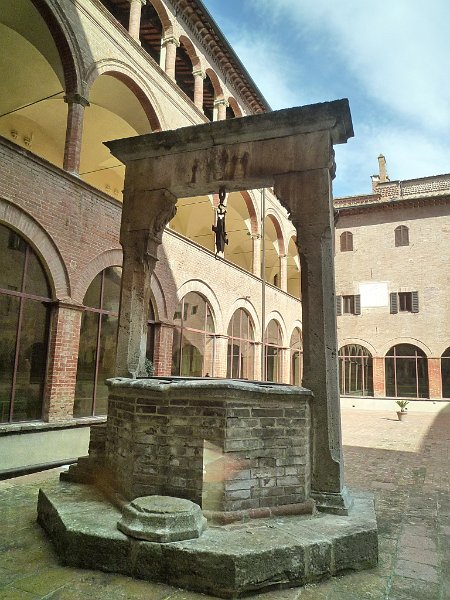 P1100003.jpg - Il pozzo del chiostro grande, del 1439