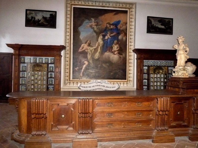 P1100036.jpg - L'Antica farmacia, sopra la biblioteca