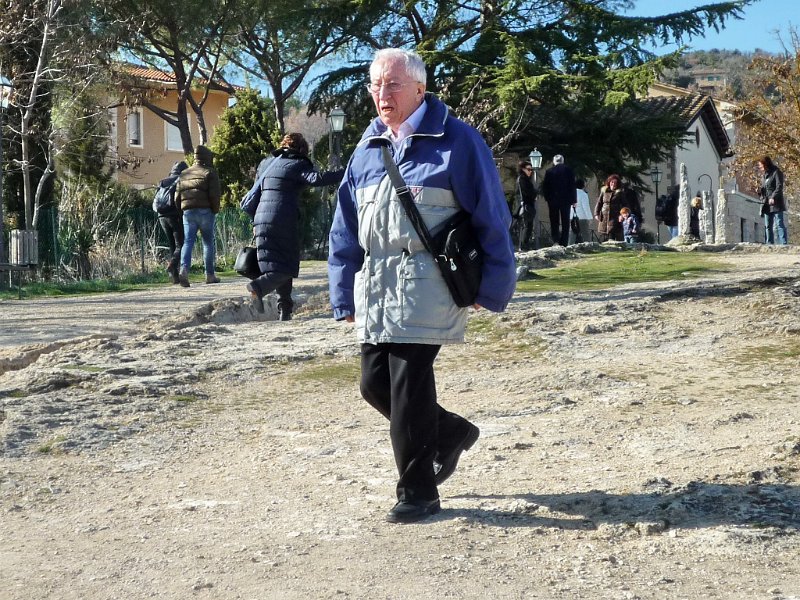 P1100064.jpg - Anche il nostro Presidente fa una passeggiata ... digestiva