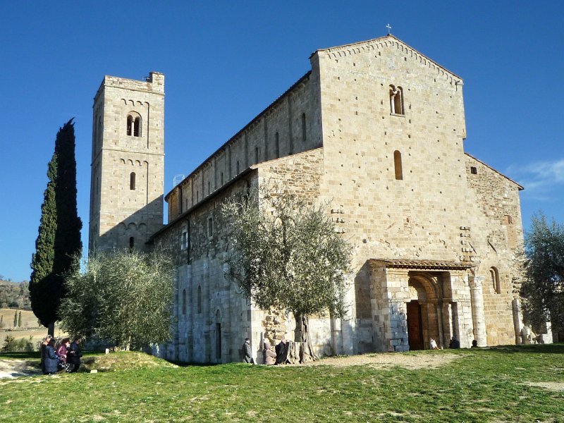 P1100073.jpg - Dopo le terme... arriviamo all'antichissima Abbazia di San'Antimo, nel territorio di Montalcino