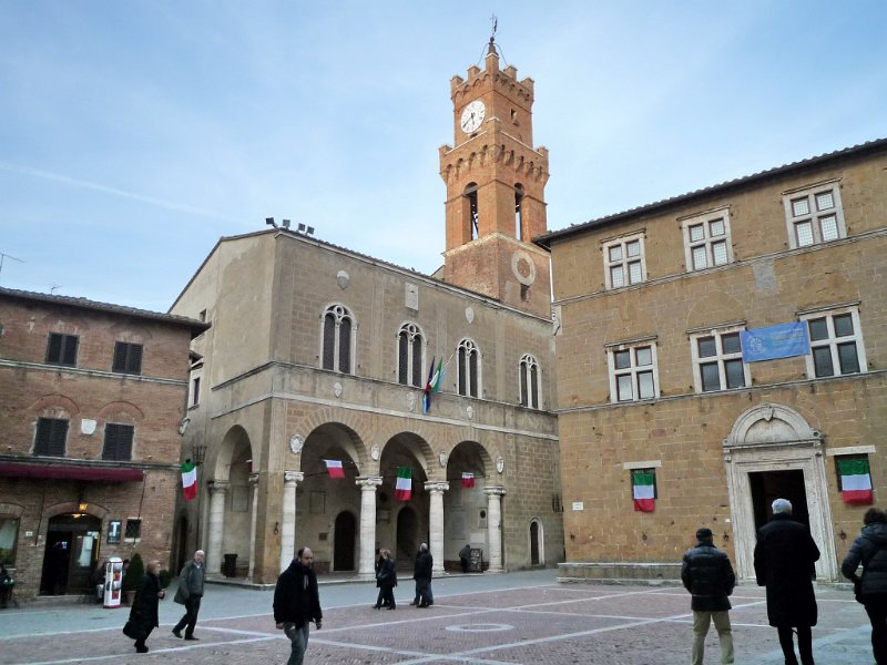 P1100091.jpg - Il viaggio termina a Pienza:  questa è la piazza Pio II°, con il Palazzo del Comune