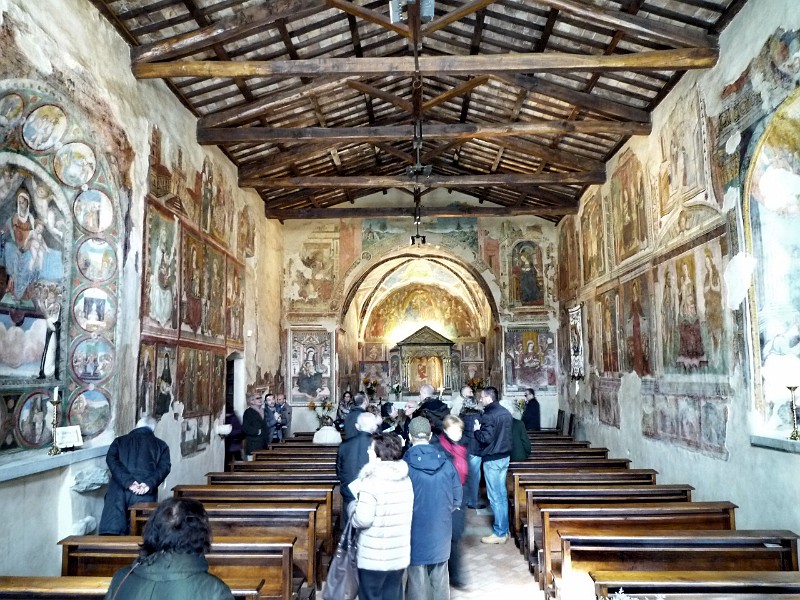 P1100575.jpg - Interno del Santuario: le pareti sono completamente affrescate