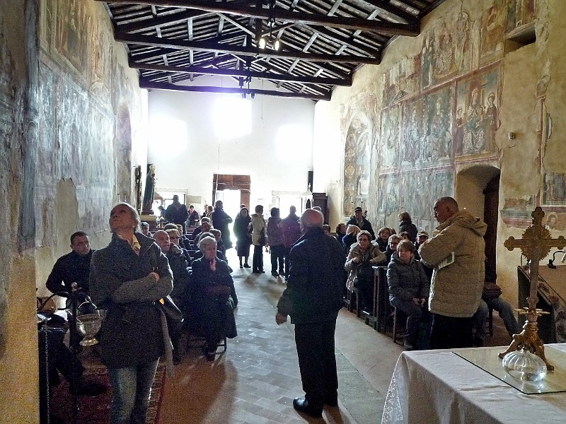 P1100582.jpg - Don Luigi illustra la storia della chiesa...