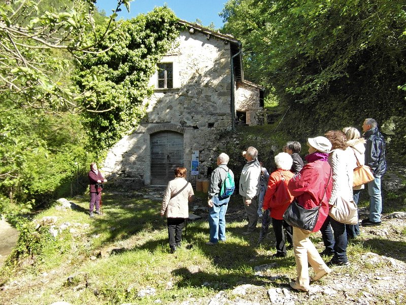 SAM_0995.jpg - ... l'edificio è stato ristrutturato dal nonno di Ernesto nel 1914 ...
