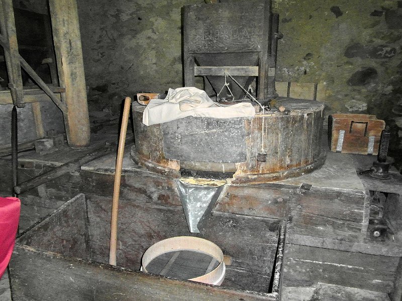 SAM_1000.jpg - ... e vengono azionate da una ruota posta in una grotta sotto l'edificio ..
