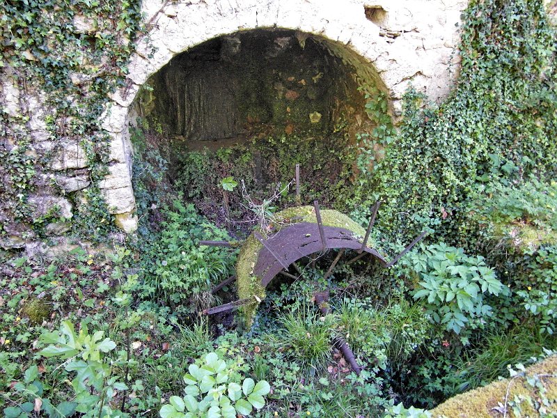 SAM_1017.jpg - ... c'è anche una seconda grotta con una ruota metallica, che però non ha mai funzionato
