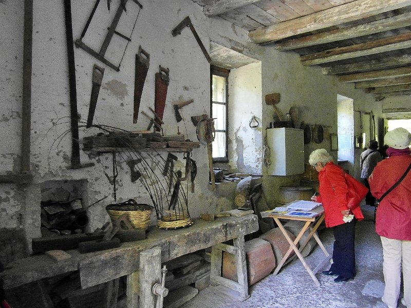 SAM_1021.jpg - Nel locale della macina moltissimi attrezzi di falegnameria d'epoca