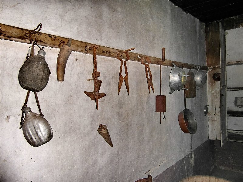 SAM_1025.jpg - ... gli antichi attrezzi utilizzati nella casa: da notare l'arrostitore dell'orzo ...