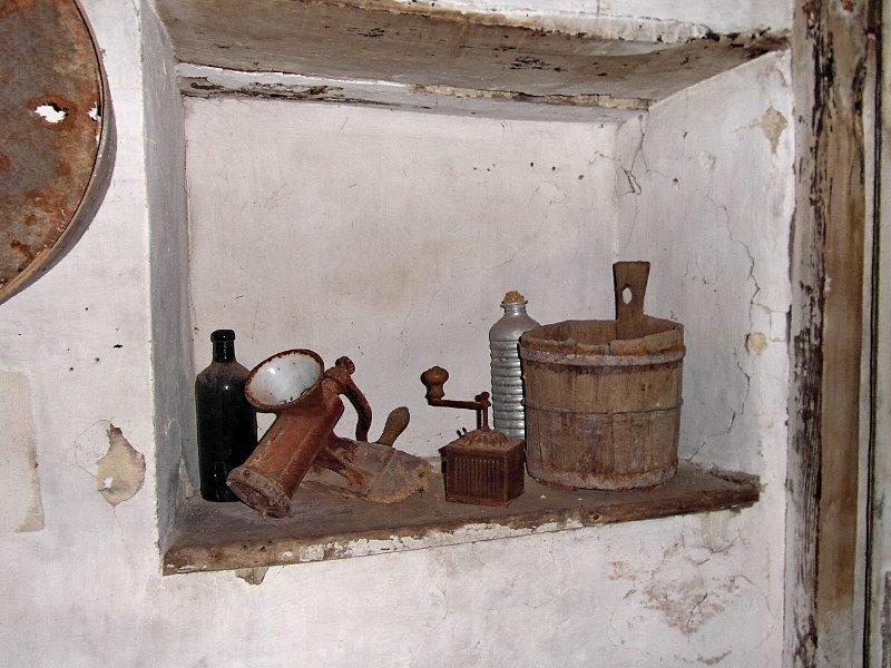 SAM_1026.jpg - ... altri antichi attrezzi per la cucina, come il macina caffè ed il trita-carne ..