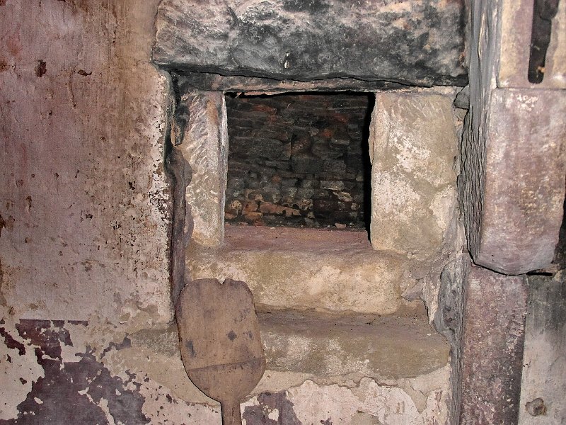 SAM_1030.jpg - ... il forno a legna a sinistra del camino, con la pala in legno ...