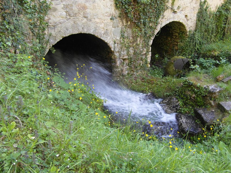 SAM_1043.JPG - ... che si immette nella grotta dove è posizionata la ruota dentata ...