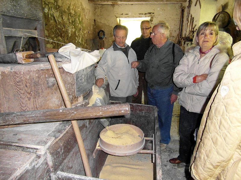 SAM_1055.jpg - ...Ernesto ci spiega che il mulino macina un quintale di mais in circa tre ore ...