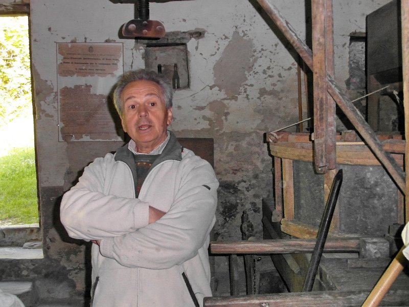 SAM_1058.jpg - .. il signor Ernesto, che si chiama proprio come il nonno, è orgoglioso del suo lavoro ...