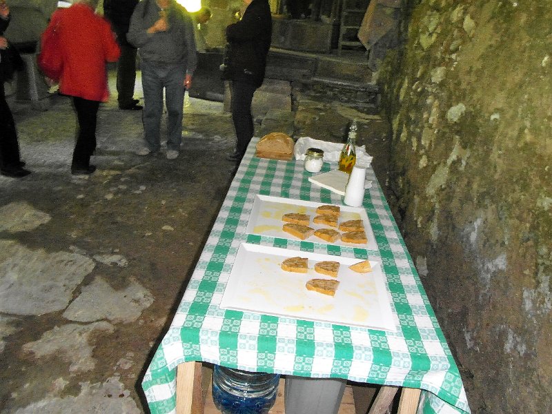SAM_1059.jpg - .. abbiamo assaggiato del pane fatto in casa con la farina integrale macinata nel mulino... tutto un altro sapore, veramente d'altri tempi!