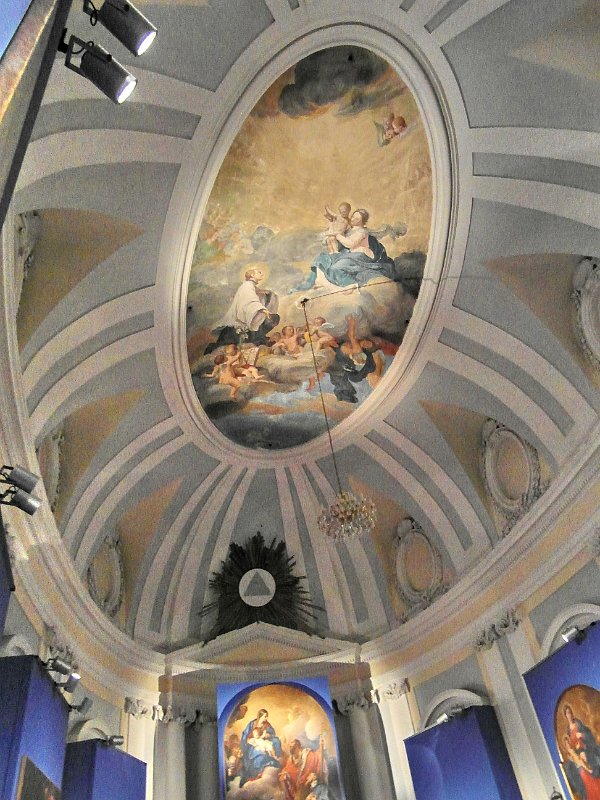 SAM_3505.JPG - Il bellissimo soffitto affrescato della cappellina