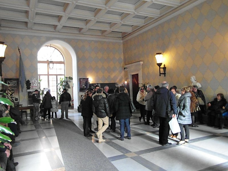 SAM_3510.jpg - Il grande ingresso di Palazzo Campana - La visita è terminata