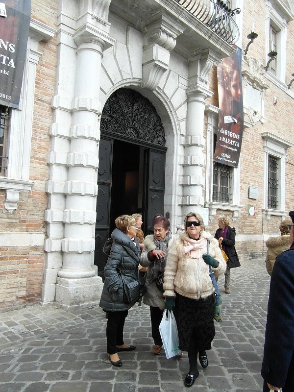 SAM_3515.jpg - Si commenta la mostra all'uscita dal palazzo...