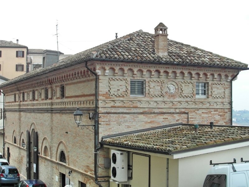 SAM_3518.jpg - E' l'ora di pranzo, al ristorante "Osteria Moderna", che ha sede in un vecchio mattatoio