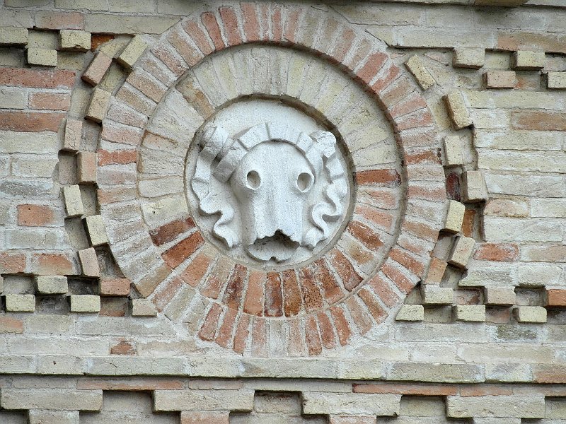 SAM_3519.jpg - Il simbolo della testa di vacca ci da l'idea del mattatoio