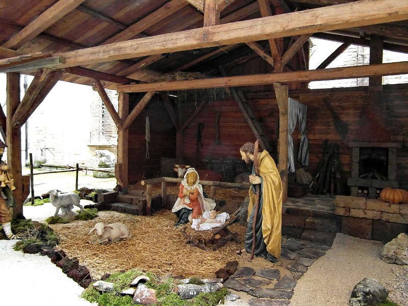 SAM_3533.jpg - Siamo nel loggiato del Comune, vi è ancora installato il Presepe, la capanna della Natività...