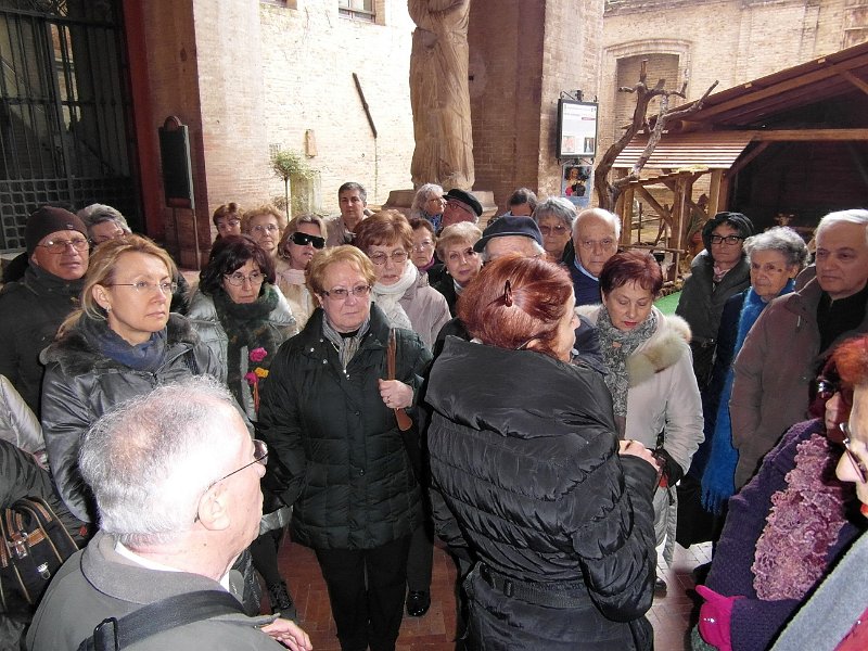 SAM_3537.jpg - La guida ci spiega che agli osimani è stato dato l'appellativo di "senza testa" ...