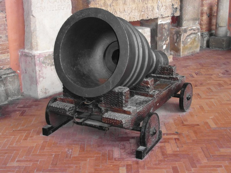 SAM_3542.jpg - Un antico cannoncino posto nel loggiato comunale