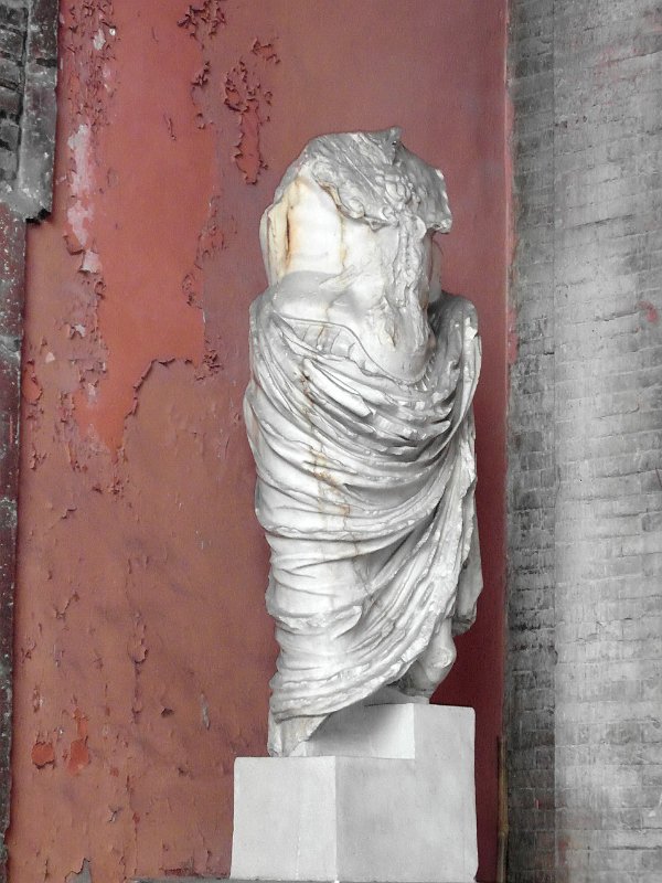 SAM_3544.jpg - ... che sono per l'appunto tutte acefale (senza testa)