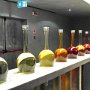 ... la sala con i tipi di vino nelle loro DIVERSE colorazioni ...