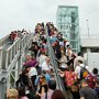 ... la solita lunga camminata per arrivare ai padiglioni, ma c'è molta più gente ...