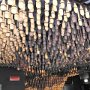 ... la sala con il soffitto con battacchi in legno che suonano ....