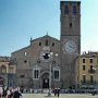 ... piazza della Vittoria con la Basilica Cattedrale ...