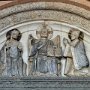 ... nella lunetta del portale statue di Cristo con la Madonna a sinistra e S. Bassiano a destra ....
