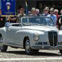 .. insieme ai vari gruppi militari e d'arme vi sono anche delle belle macchine d'epoca ....