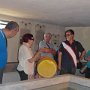 ... nel seminterrato le vasche di salatura delle forme di formaggio ...
