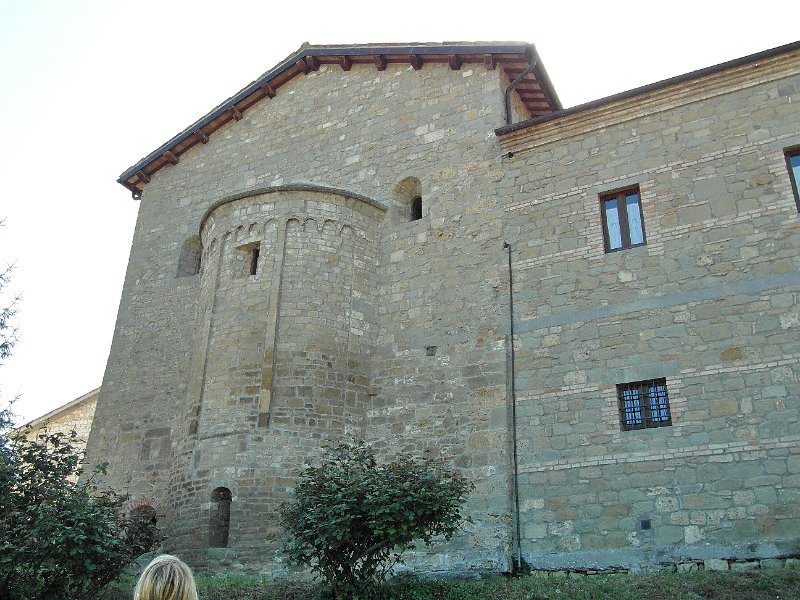 SAM_0700.jpg - .. l'Abbazia ci si presenta con un imponente fronte absidale..