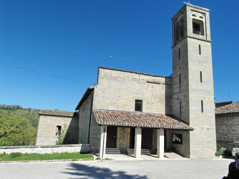 SAM_0704.jpg - .. la facciata dell'Abbazia, purtroppo rovinata dai vari restauri e dalla costruzione ai primi del '900 del campanile..