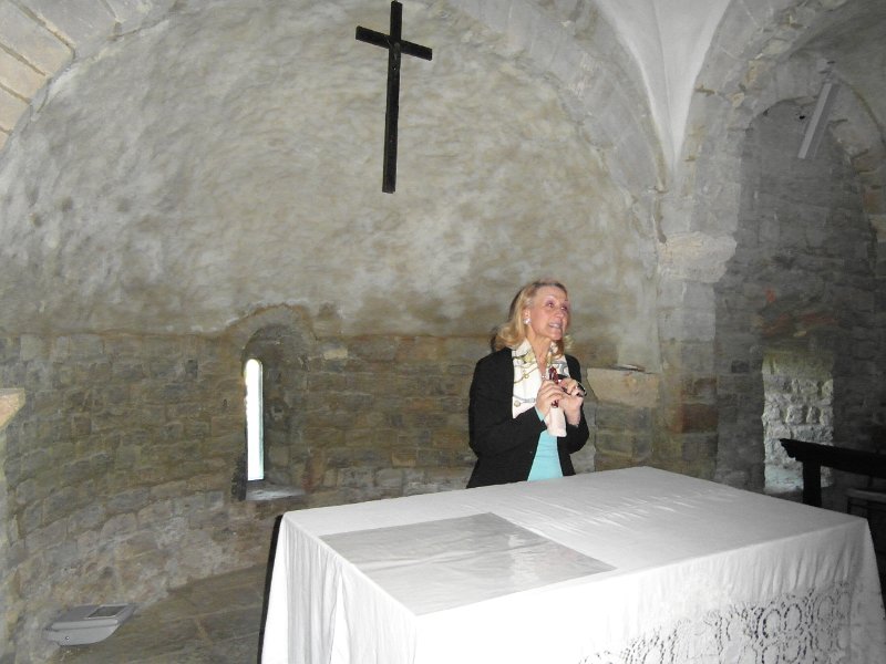 SAM_0739.JPG - .. la prof.ssa Grelli è bravissima ad illustrarci la cripta che è sen'altro la parte più bella e suggestiva sdell'Abbazia..