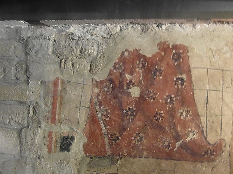 SAM_0746.jpg - .. questo è la parte residua (il manto) di una Madonna del Soccorso.