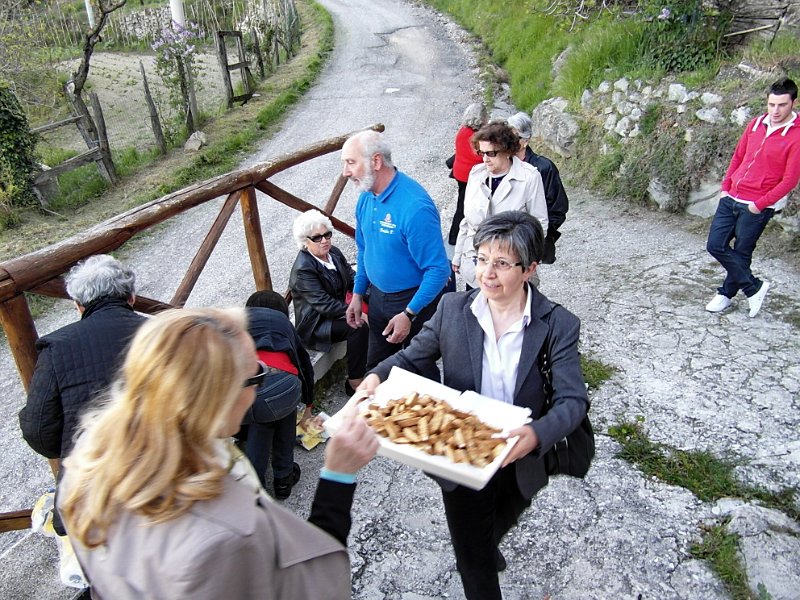 SAM_0808.jpg - .. a base di buonissimi biscotti "cantuccini" - a destra il nostra autista Alessio ..