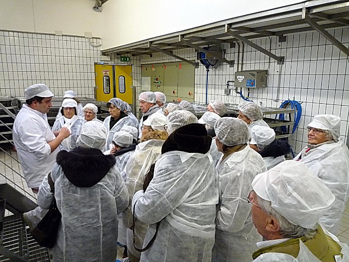 P1100430.jpg - ... la nostra guida ci spiega la lavorazione delle mozzarelle ...