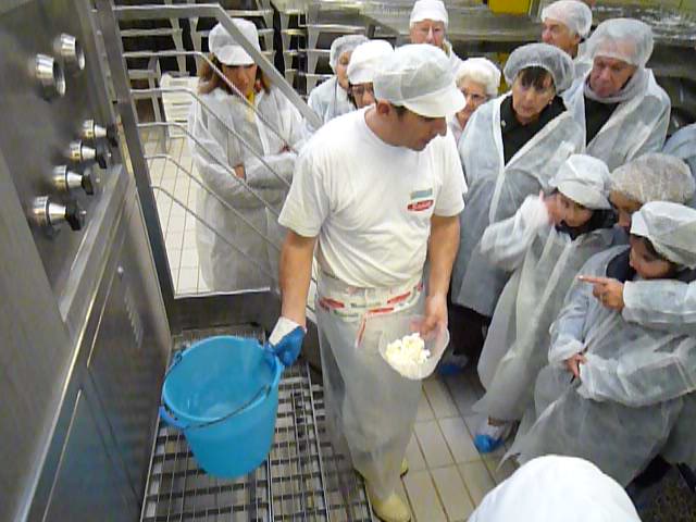 P1100436.JPG - ... un operaio ci mostra un campione della pasta...